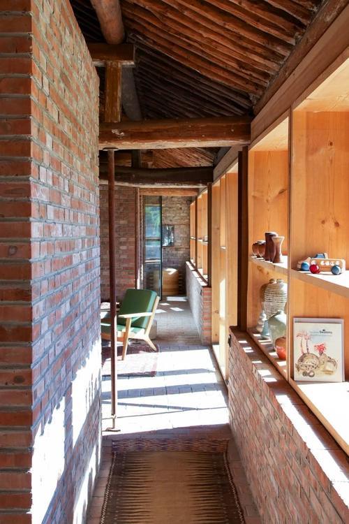 空置25年的农舍里 这个歪果仁怎么从预算不够到过上理想生活