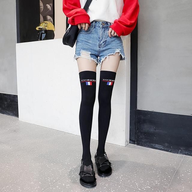 穿过膝袜的Sexy女生，男士们都喜欢