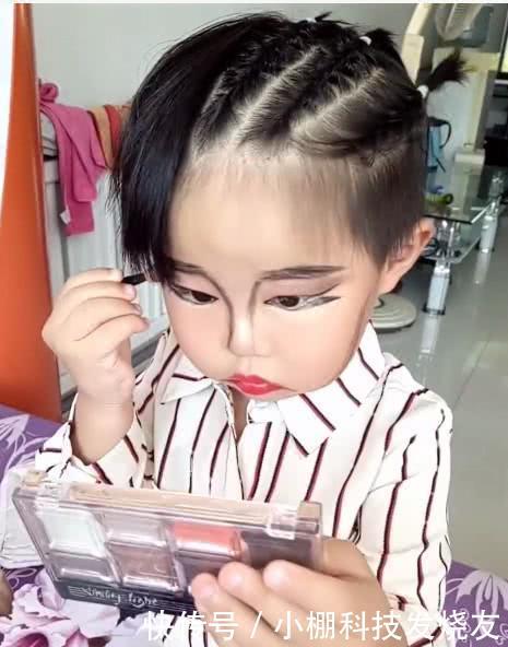 3岁女孩独自化妆，化妆完成后，众人感到不可思议