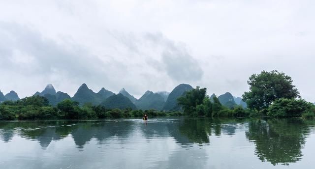 阳朔山水甲桂林，遇龙河的竹筏漂流秒杀漓江，游客不多景色优美