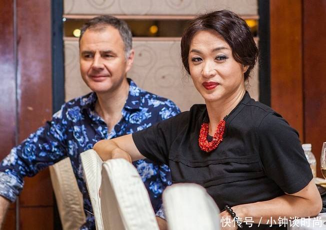 金星罕见性感照,吊带裙女人味十足,却暴露了一个身材上缺点!