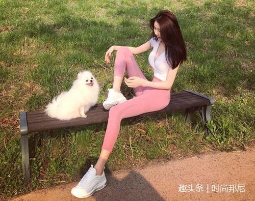 魔鬼身材的打底裤美女，衬出美丽的自信感，穿出精彩！