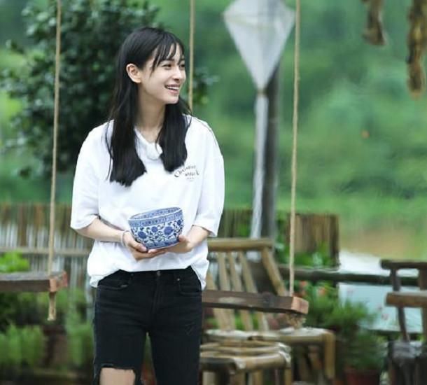 杨颖因假吃上热搜，彭昱畅转发官博声明，网友：彭彭要像何老师学