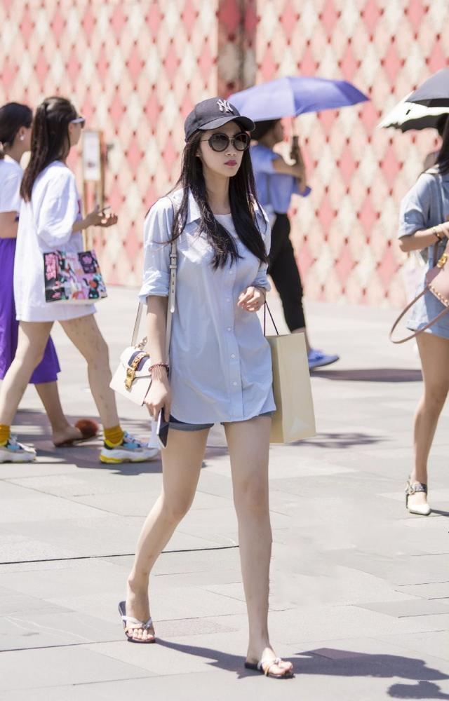 街拍 时尚美女穿搭 时尚又有气质 究竟是谁是女神范？