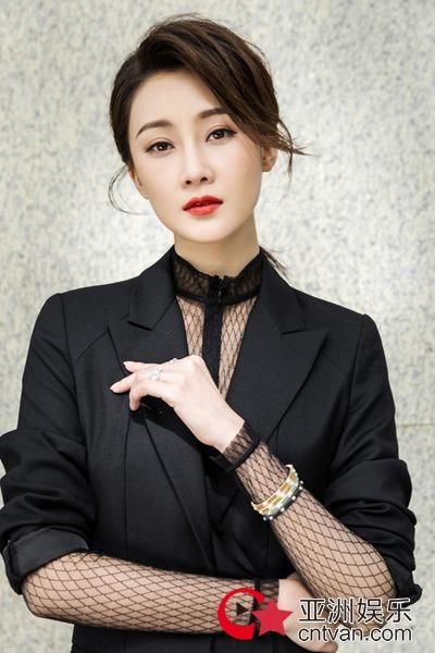 林鹏夏日街拍 职场街头率性切换