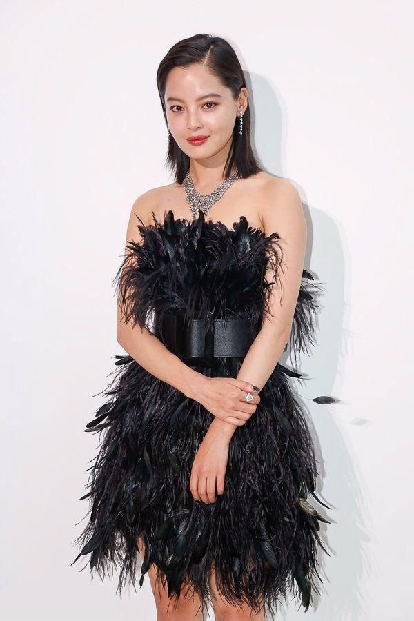 辛芷蕾“黑乌鸦”造型上红毯，网友:就不能鲜艳一点?
