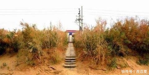  【一条】中国沙漠里的一条公路，每四公里有一口水井