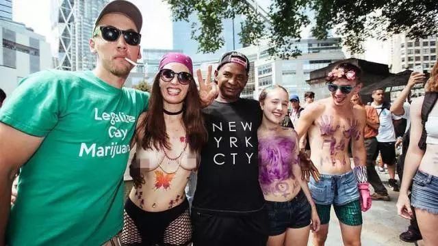 越来越多女明星“真空”出街，内衣真的这么讨厌?