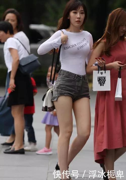  【小姐姐】美女一双个性的一字带高跟凉鞋穿它出街，精致之中带着时尚的韵味