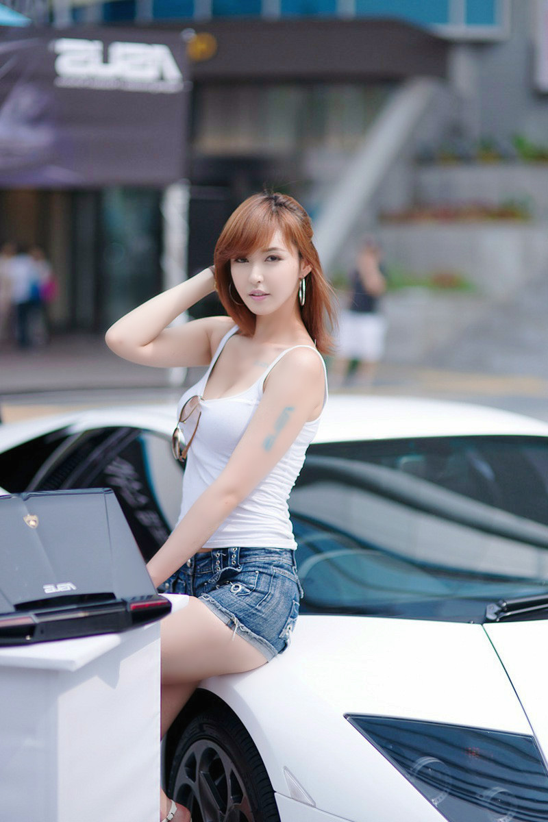 展会上一个青春时尚靓丽的白皙女模