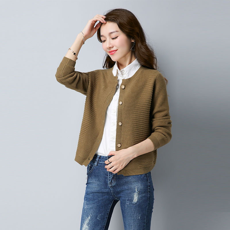 十件雪纺衫，都抵不上一件薄款开衫!70后女人穿上，美嫩像30