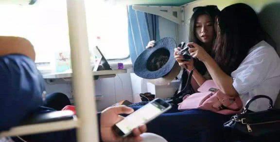 火车买的下铺,上车发现被老人“占”了,该让吗聪明人都这么做