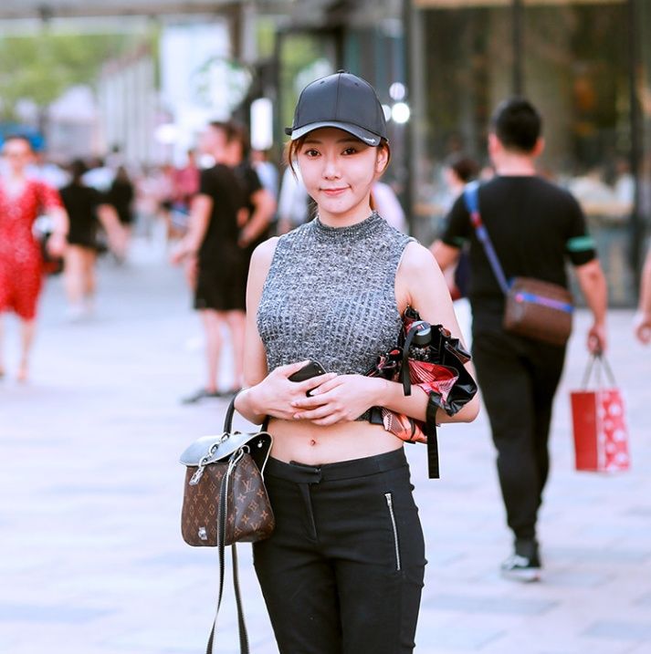 街拍:甜美优雅的牛仔裤修身的版型,最适合清新优雅的小姐姐!