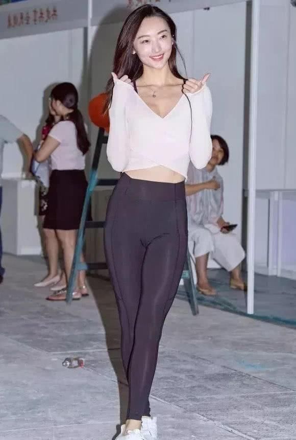 瑜伽教练大秀纤细小蛮腰，严肃的她拍照抢镜展现甜美一面