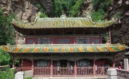 长在悬崖峭壁的寺庙，一不小心就容易粉身碎骨，游客却络绎不绝