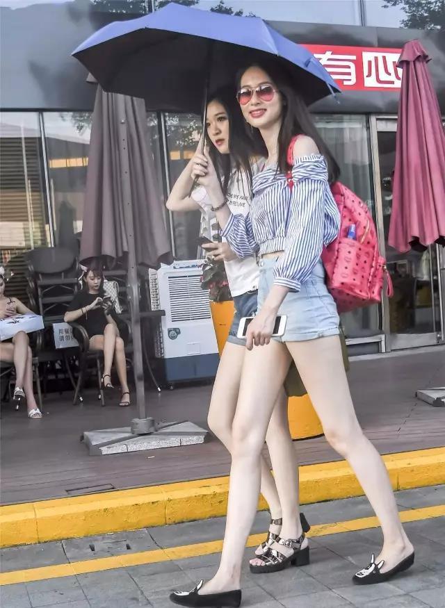 路人街拍: 穿潮流紫色的小姐姐,虽然矮一些,玉腿可不短