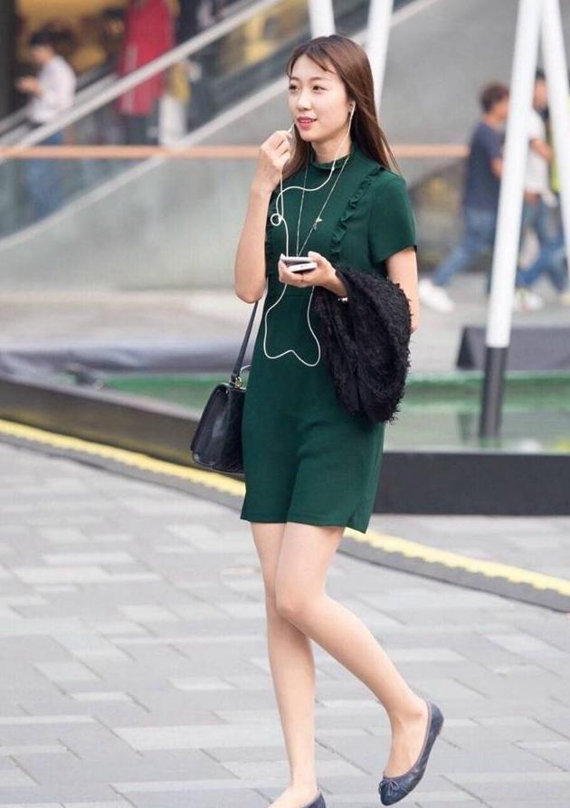 朝气蓬勃的女生, 轻松自然穿搭, 打扮起来特别上镜