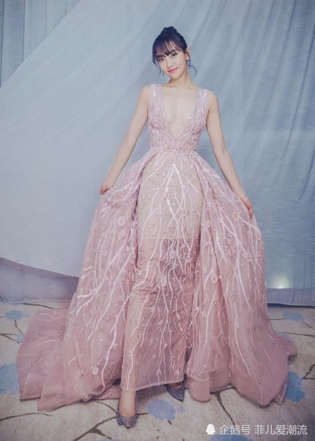 宋茜难得惊艳一场,穿小V开叉裙秀身姿,却不想被刘海给彻底毁了