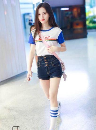 鞠婧祎“漫画腿”厉害了, 大夏天还穿长筒袜, 网友: 安全裤太抢眼