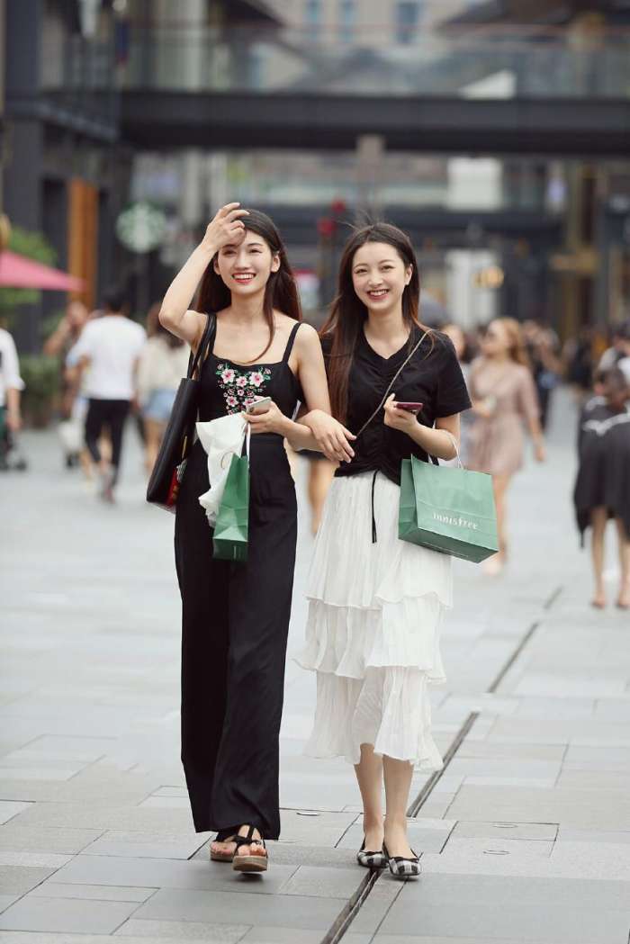 街拍: 图1清纯可人, 图4美女只是撩了一下头发, 让人心都化了