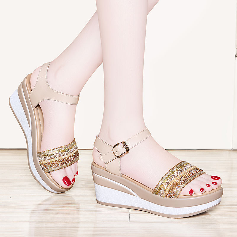 看见女朋友这么穿凉鞋，性感可爱，走了很久都不累脚