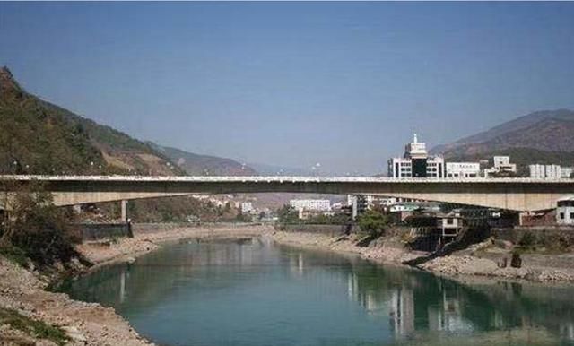 中国唯一一座不允许游客拍照的大桥，官兵24小时巡逻把守