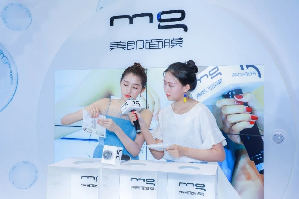 关晓彤跟鹿晗从日本回来，眼袋竟袋消失了？！难道是假眼袋？