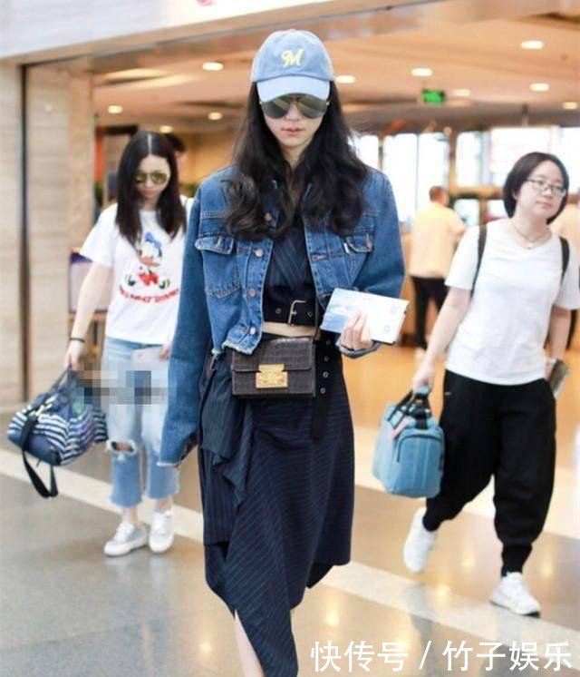 一直穿衣保守的韩雪，居然穿上了露脐装，不过这腰是真的细！