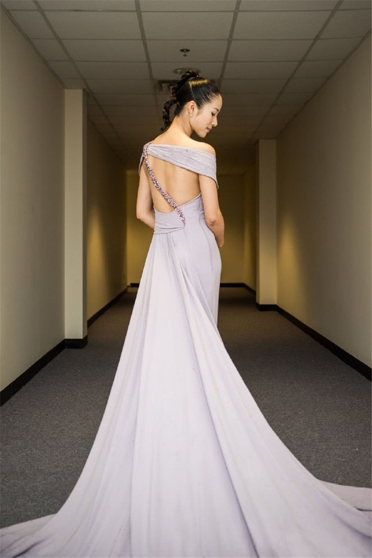 江一燕穿黑色连衣裙，大红唇无敌了，网友：简直就是女神！