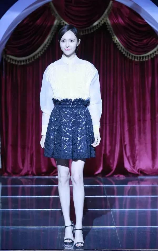 唐嫣A字裙搭配的好?网友:人家穿什么都不难看!