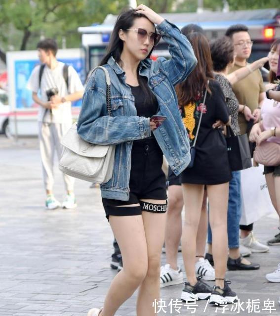 「美女」街拍美女:紧身裙穿搭,展现小姐姐优美范儿,青春时尚!