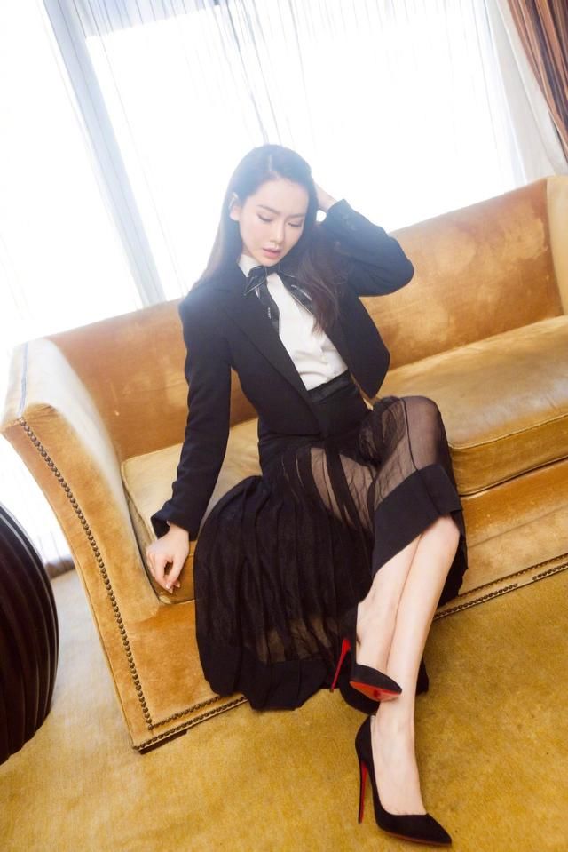 戚薇穿薄纱裙现身，大长腿很惊艳，网友：不愧是辣妈！