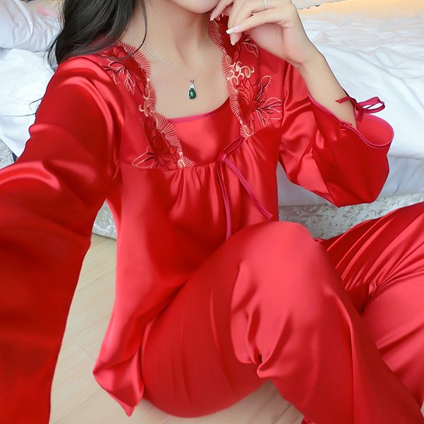 睡衣可不能随便穿!一件清凉迷人睡衣,高贵冰丝的才最有女人味