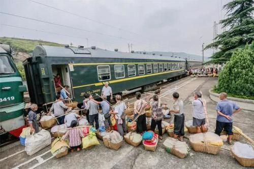  「恍然大悟」中国的高铁这么发达，为啥还不淘汰绿皮火车？看完
