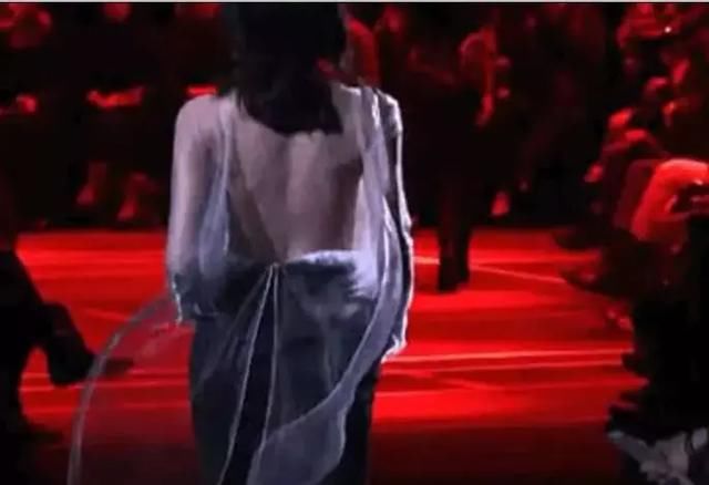 “中国第一超模”刘雯厉害了，上衣只用羽毛装饰，造型无人敢模仿