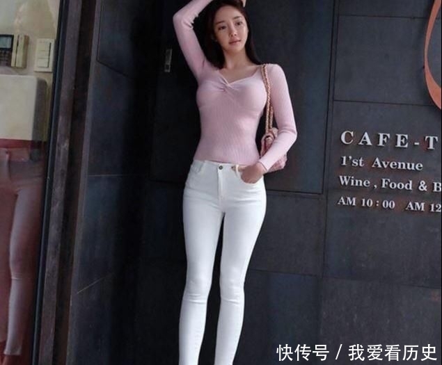 『展现』牛仔裤美女的穿搭展现视觉上的美感，靓丽而优雅！