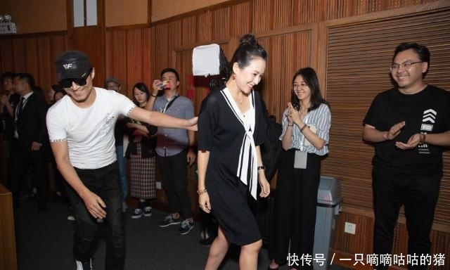  [面料]汪峰夫妇亮相，40岁章子怡穿短裙秀“体重不过百”，丸子头好少女
