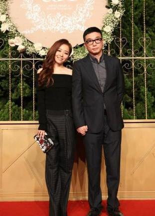 张靓颖宣布正式解约,记者求证却遭敷衍?机场甜蜜牵手伴郎