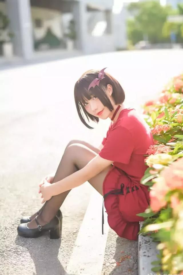 次元少女cos黑丝红色连衣裙，就喜欢这样慵懒的萌萌