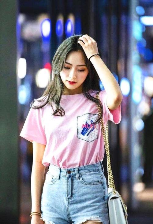 街拍：性感女神小巧玲珑的臀部曲线，展现出完美的身材，魅力十足