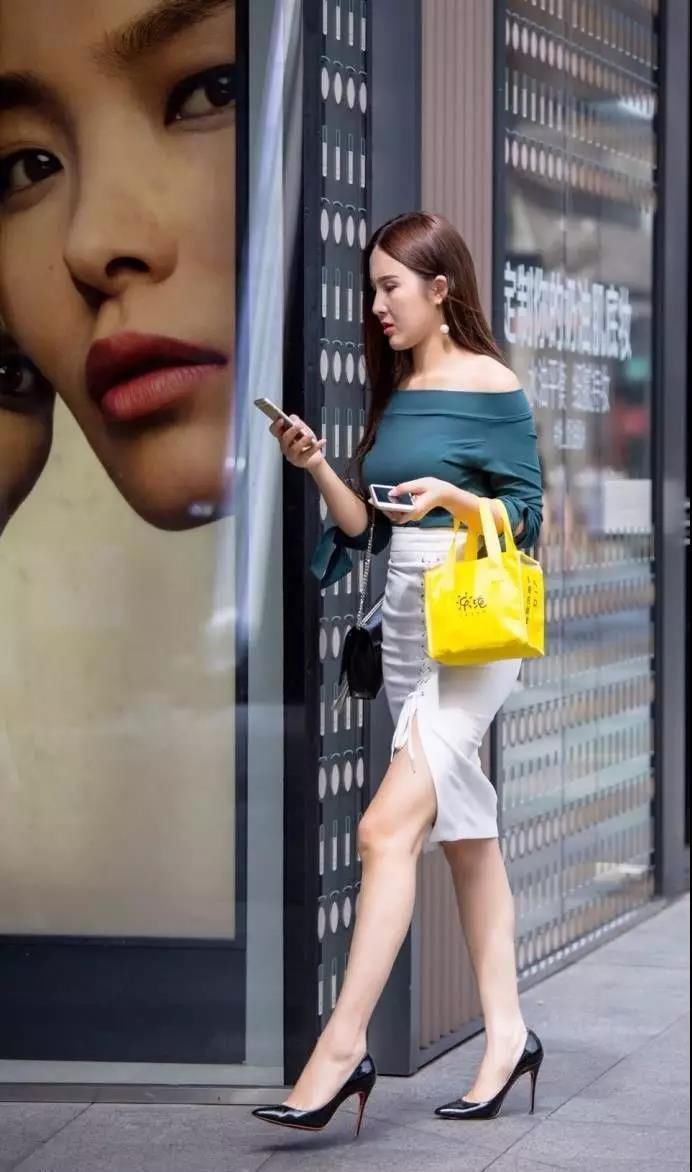 街拍：颜值与身段堪称完美不信你不喜欢