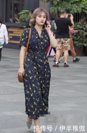 #白皙#路人街拍,小姐姐双腿白皙又有美感,脚踩高跟鞋,很有淑女范