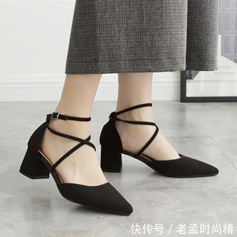  「舒适」高跟鞋太累脚？换上同样修饰腿型的粗跟单鞋，走路舒适还显高挑!