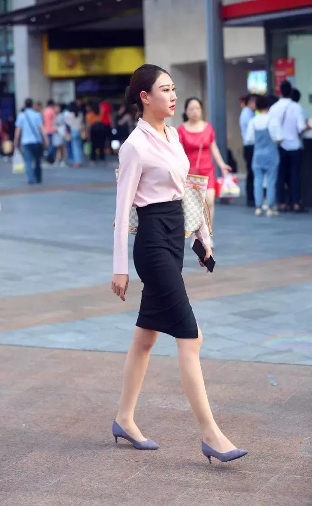 『 美女』齐肩的秀发随意散落,尽显低调冷艳的美,街拍:身材高挑的美女