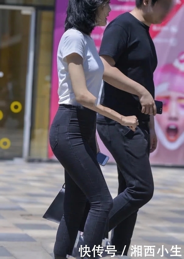 街拍:窈窕的身材穿上显身材的紧身裤牛仔裤,魅力瞬间暴增!