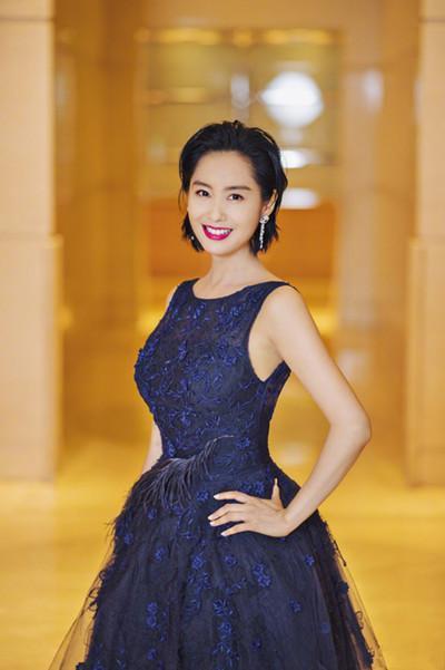 46岁朱茵现身活动，仙女裙美出天际，网友直呼：紫霞仙子回来了