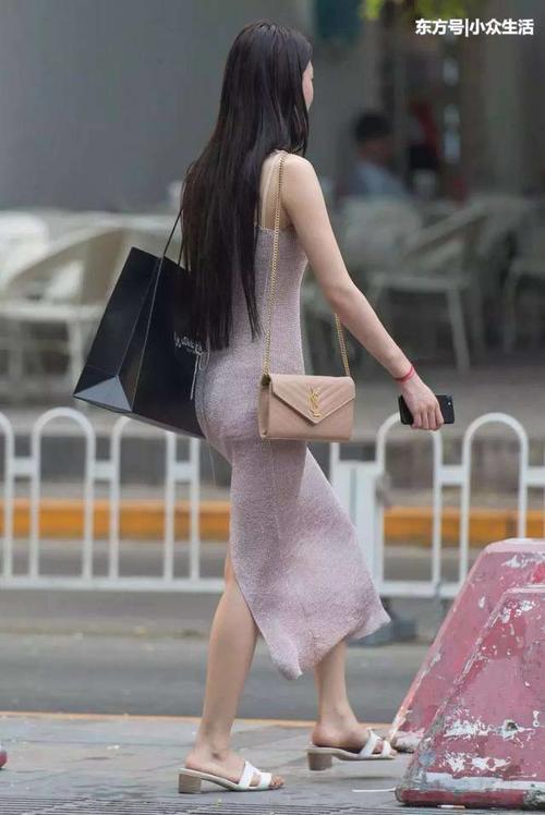 街拍:小姐姐针织吊带裙出街,从侧面都能看出优美弧形
