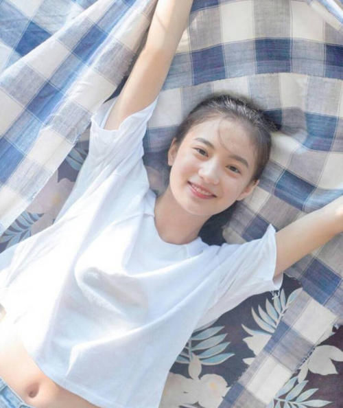 她是新人却在《扶摇》顶替张含韵，被杨幂捧成第二个热巴，穿搭气