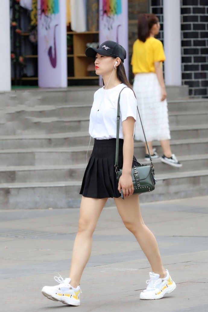 街拍:美女身材真好,怎样穿都能表现曼妙的身段曲线!