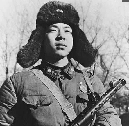  「真实」老照片：雷锋下葬时的真实场景，现场人山人海，墓地如